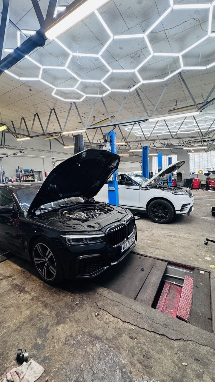 Wymiana oleju i filtra w automatycznej skrzyni biegów ZF w BMW 7.Wymiana intercoolera oraz wymiana wtryskiwacza AdBlue w samochodzie Range Rover Velar