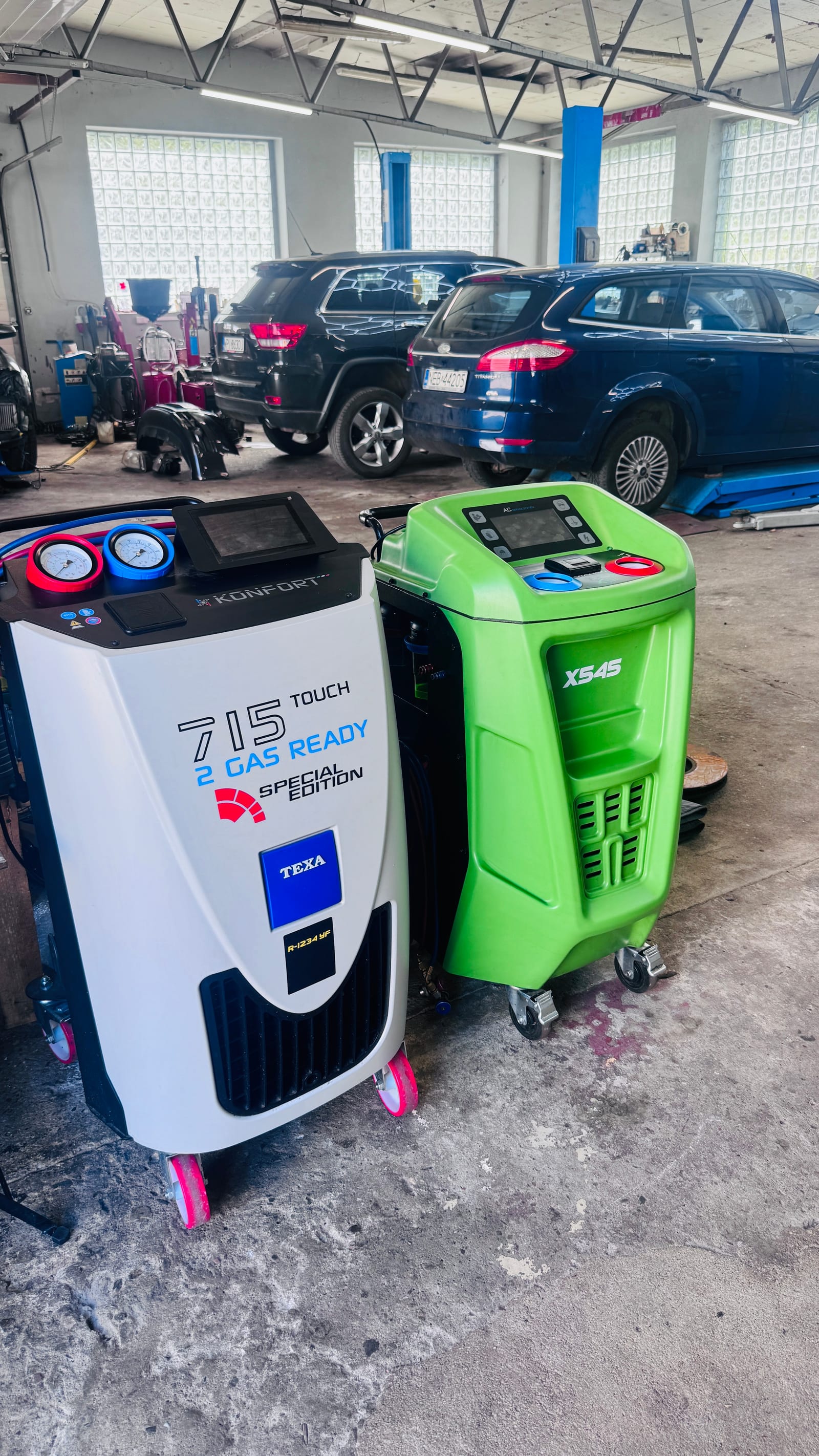 Wymiana czynnika chłodniczego w układzie klimatyzacji. Stosujemy dwa rodzaje czynnika:  Starszy czynnik — R134a. Nowszy czynnik — R1234yf